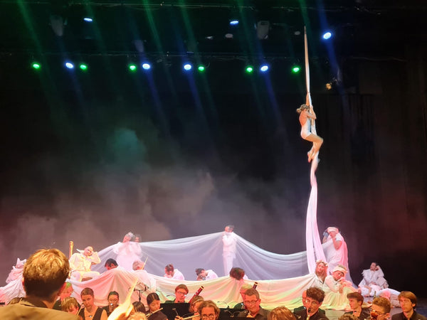 Chef d'orchestre et circassienne
